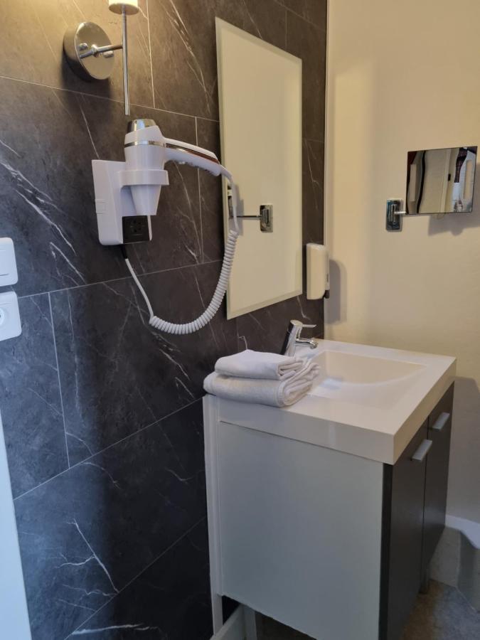 Hotel Du Cheval Blanc Cerizay Екстериор снимка