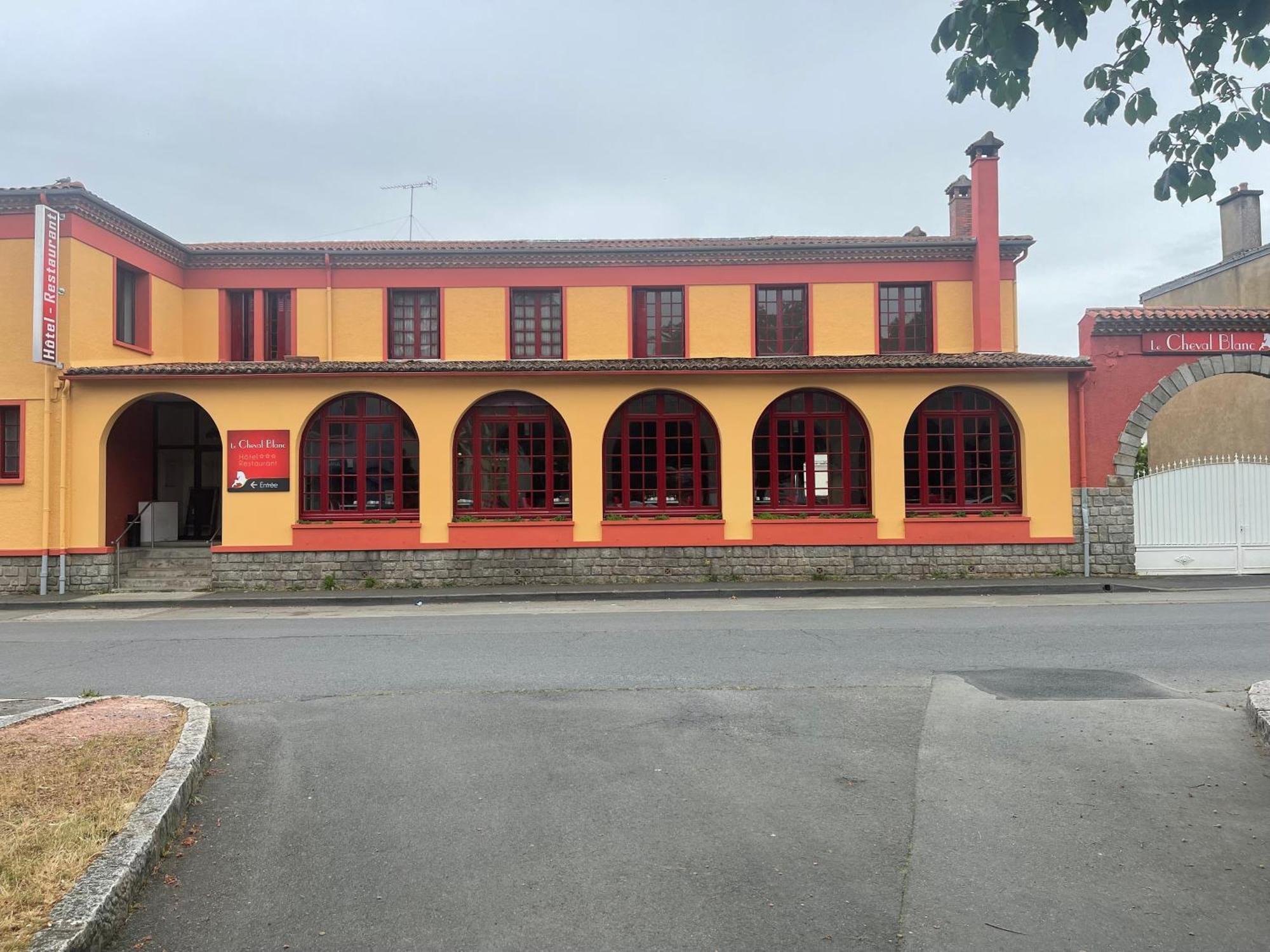 Hotel Du Cheval Blanc Cerizay Екстериор снимка